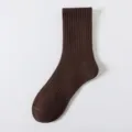 Calcetines de tubo medio acanalados marrones para hombres, algodón liso casual. - Talla única / Café