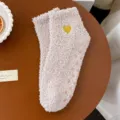 Calzini soffici in pile di corallo da donna con ricamo a cuore giallo e suola antiscivolo. - Taglia unica / Bianco avorio