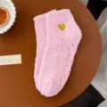 Calzini morbidi soffici in pile di corallo rosa con ricamo a cuore dorato antiscivolo - Taglia unica / Rosa chiaro