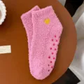 Calzini donna in pile corallo rosa soffice con ricamo cuore dorato e punti antiscivolo casa. - Taglia unica / Rosa