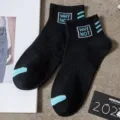 Calzini sportivi corti neri casual da uomo con strisce blu e ricamo con lettere. - Calzini singoli taglia unica (taglie 37-43) / Nero