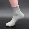 Calze sportive grigie da uomo in cotone tinta unita, altezza media, comode ed eleganti. - Taglia Unica da Uomo / Al Polpaccio Grigio