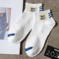 Calzini corti bianchi da uomo in cotone con righe blu e scritta per uso quotidiano. - Calzini singoli taglia unica (taglie 37-43) / Bianco