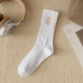 Comode calze bianche in cotone con ricamo lettera C, ideali per ogni outfit casual quotidiano. - Bianco