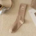 Calze da donna in puro cotone con trama a costine e ricamo chic con lettera C. - Cachi