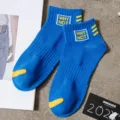Calzini sportivi corti blu con dettagli gialli sulle punte e scritta elegante per l'estate. - Calzini singoli taglia unica (taglie 37-43) / Blu scuro