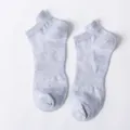 Calzini corti in rete traspirante grigio chiaro da uomo, comode calze sportive basse. - Senza Imballaggio / Grigio