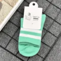 Calze di cotone verde a metà altezza con due strisce bianche, comode per lo sport. - Donna (Taglia 36-40) / Strisce bianche su sfondo verde