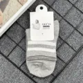 Calzini da equipaggio in cotone grigio per giovani con doppie strisce bianche sportivi - Base grigia con righe bianche