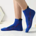 Calzini sportivi traspiranti da uomo in blu con linee rosse e stampe alla moda. - Taglia unica (37-44) / Blu