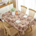Vista detallada de un mantel rosa con estampado floral en un comedor decorado y elegante. - 5