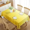 Vista dettagliata di una tovaglia rettangolare impermeabile a strisce gialle per sala da pranzo. - 7