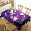 Vista dettagliata della tovaglia con farfalle viola posizionata su una tavola decorata. - 8