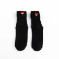 Schwarze Damen-Mittelsocken mit umgeschlagenem Bund und süßer Regenbogen-Herz-Stickerei. - Einheitsgröße / Schwarz