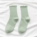 Hellgrüne Damen-Socken mit Rüschen, trendige Rippstrick-Socken in Unifarbe mittellang. - Einheitsgröße / Grün