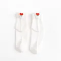 Weisse Baumwollsocken mit süsser Regenbogen-Herz-Bestickung und umgeschlagenem Bund. - Einheitsgröße / Weiß