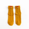 Senfgelbe Damen Mittelsocken mit niedlicher Regenbogen Herz Stickerei und Umschlagbündchen. - Einheitsgröße / Kurkuma