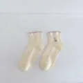 Damen Herbst japanischer Stil Blumenstickerei Rüschen Mittelsocken in Beige Socken - Einheitsgröße / Weiß