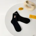 Calzini al polpaccio in cotone nero con ricamo di orsetto, stile college giapponese. - Taglia unica / Nero