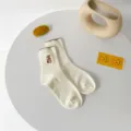 Calzini a tubo a coste da donna ricamati con orsetto in morbido cotone color bianco sporco. - Taglia unica / Crema