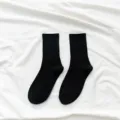 Klassische schwarze Damen Socken, bequeme mittelhohe Strümpfe für den Alltag Variante schwarz. - Einheitsgröße / Schwarz