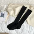 Zwarte geribbelde overknee sokken voor vrouwen, warme lange gebreide sokken in Japanse stijl. - Eén maat / Zwart