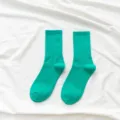 Einfarbige grüne Damensocken, bequeme Freizeitsocken aus Baumwolle für den Alltag im Frühling. - Einheitsgröße / Grasgrün