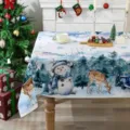 Detalle de mantel navideño con escena invernal en acuarela con muñeco y ciervo. - Estilo 7