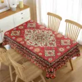 Vista detallada del mantel rectangular con patrón étnico rojo en el comedor acogedor. - 70x40cm / Alfombra Persa