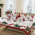 Vista detallada del mantel navideño con cintas rojas festivas y motivos de árboles. - Estilo 9