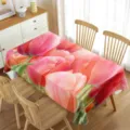 Detalle del mantel que muestra un vibrante estampado de tulipanes rojos sobre tela impermeable. - 70x40cm / Tulipán