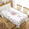 Tovaglia con stampa floreale ad acquerello sul tavolo da pranzo per un arredamento chic. - 5