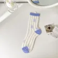 Transparente Glasseide Damensocken, weiße Netzoptik mit blauem Absatz und blauer Fußspitze. - Einheitsgröße / Lila Und Weiß Kariert