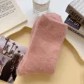 Gemütliche rosa flauschige Plüsch Wintersocken, dicke warme einfarbige Kuschelsocken für Damen. - Einheitsgröße / Mädchenhaftes Rosa