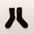 Gemütliche schwarze Wintersocken für Damen mit Plüschbündchen und warmer Stickerei. - Einheitsgröße / Schwarz