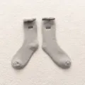 Winterliche verdickte Damen Mittelsocken mit weichem Plüsch und süßer WARM Stickerei. - Einheitsgröße / Grau
