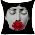 Federa per cuscino in lino stampata con arte vintage e viso classico con un fiore rosso. - Stile 14