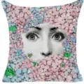 Fodera per cuscino in lino con stampa floreale viso arte incisione vintage, primo piano. - Stile 18