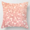 Primer plano de la funda de cojín con patrón bokeh rosa y suave textura de poliéster. - 45x45cm / Estilo 1