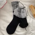 Chaussettes Lolita noires avec bordure en dentelle blanche et nœuds mignons, style japonais doux. - Taille unique / Noir