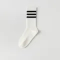 Weiße Yogasocken mit schwarzen Streifen, rutschfeste Pilates Sport Langsocken für Damen. - Einheitsgröße / Schwarz Gestreift