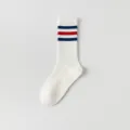 Weisse Yoga Socken Damen lange Sport Socken gerippt Anti-Rutsch Pilates Fitness Socken - Einheitsgröße / Drei Streifen in Rot und Blau