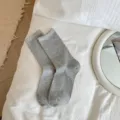Chaussettes mi-hautes côtelées en coton gris avec bordure en dentelle et joli nœud. - Taille unique / Gris clair