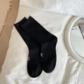Chaussettes mi-mollet en coton noir avec broderie nœud blanc et délicate bordure en dentelle. - Taille unique / Noir