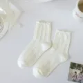 Chaussettes mi-hautes blanches en dentelle à volants style lolita japonais coton doux - Taille unique / Blanc cassé - tricot torsadé à bord roulé