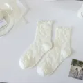 Chaussettes mi-mollet en dentelle Lolita blanches style japonais mignon été bas doux - Taille unique / Blanc cassé - bordure ondulée étoile de mer
