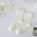 Chaussettes mi-hautes blanches Lolita en dentelle, style japonais doux et élégant. - Taille unique / Bordure en dentelle ajourée blanc cassé
