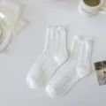 Chaussettes mi-hautes Lolita en dentelle blanche style japonais JK mignonnes et fines d'été - Taille unique / Blanc - tricot torsadé à bord roulé