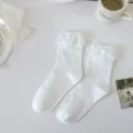 Chaussettes mi-mollet en dentelle Lolita blanches pour femmes, style japonais mignon volants. - Taille unique / Bordure en dentelle ajourée blanche