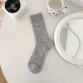 Graue Blumen Mesh Mittelsocken für Damen, atmungsaktive Sommer kawaii ästhetische süße Strümpfe. - Einheitsgröße / Grau